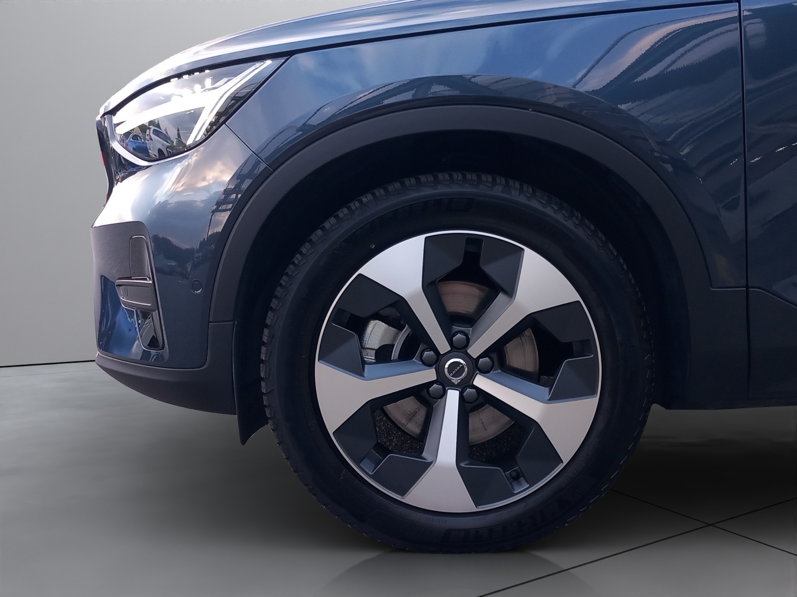 VOLVO XC40 2.0 B3 MH Plus Dark-image-17