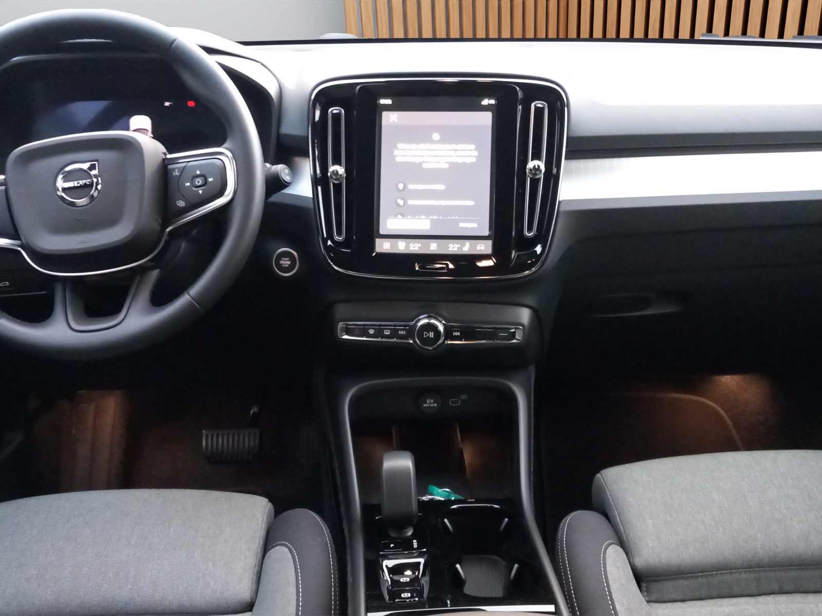 VOLVO XC40 2.0 B3 MH Plus Dark-image-12