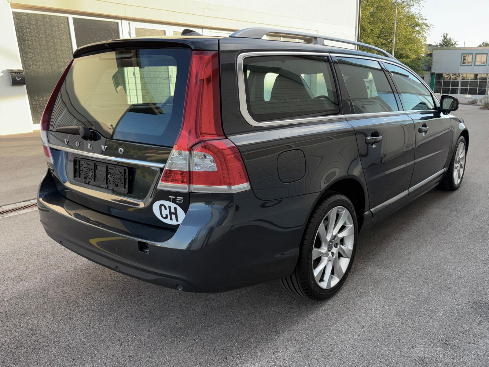 VOLVO V70 T5 Summum Powershift-image-1