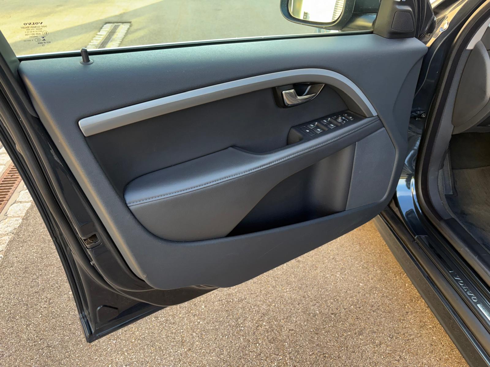 VOLVO V70 T5 Summum Powershift-image-5