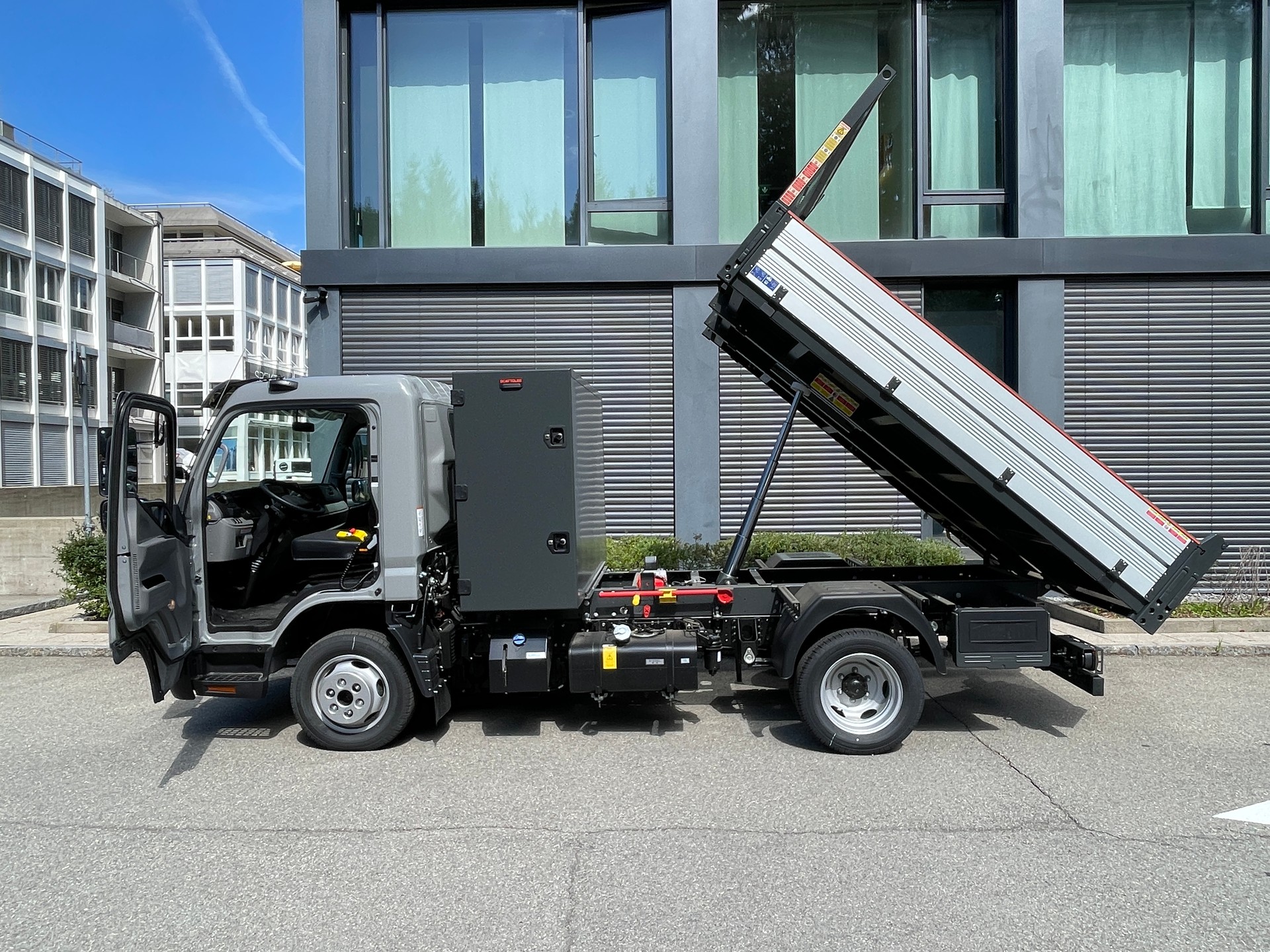 MITSUBISHI 3C15 Hinter-Kipper mit StauboxAHK-showroom-element-2