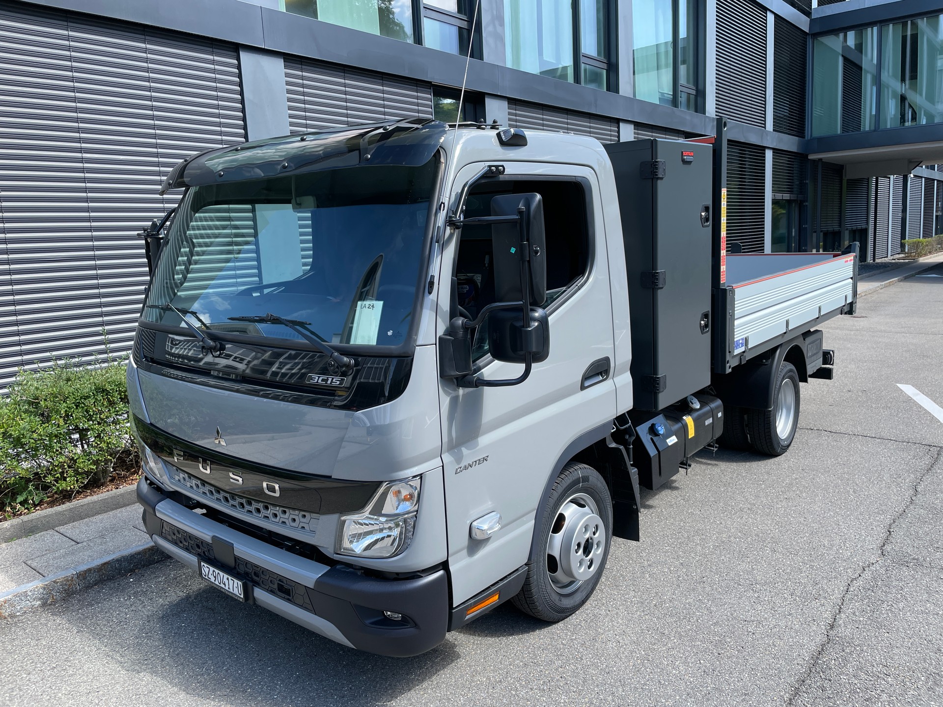 MITSUBISHI 3C15 Hinter-Kipper mit StauboxAHK