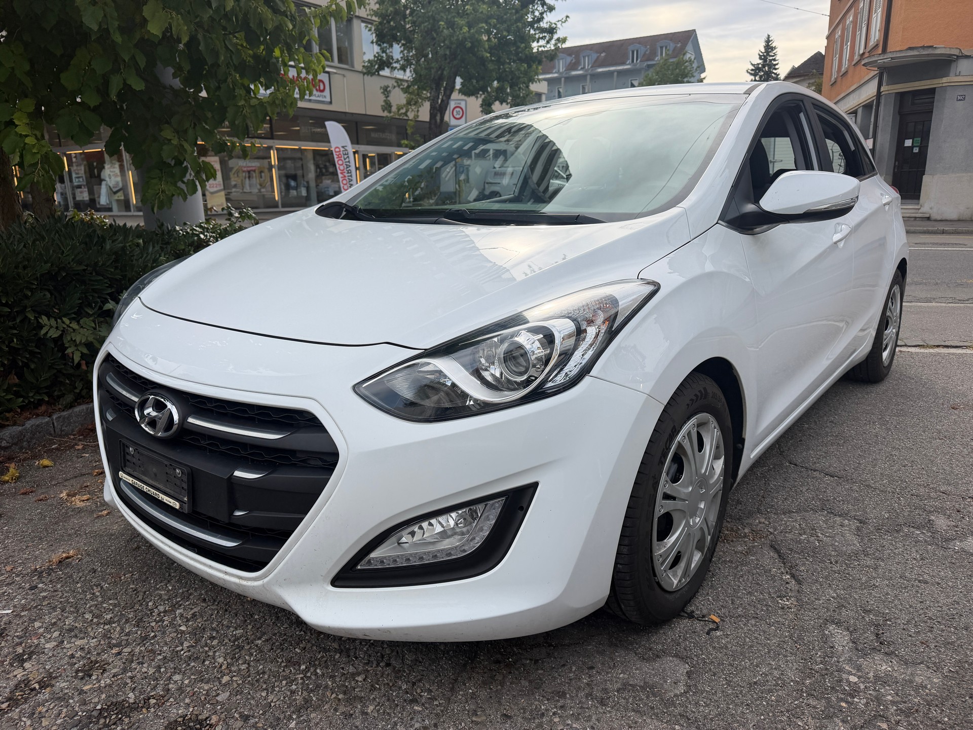 HYUNDAI i30 1.6 CRDi Amplia Automatic DCT-image-1