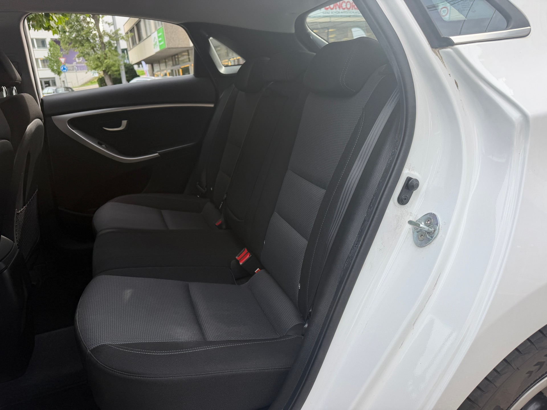 HYUNDAI i30 1.6 CRDi Amplia Automatic DCT-image-8