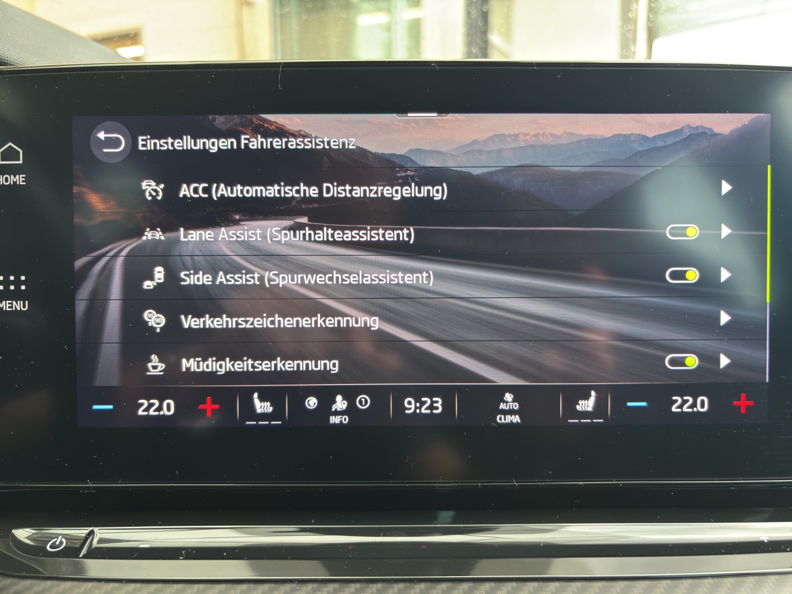 SKODA Octavia Combi 2.0 TDI DSG RS 4x4 mit fortl. Werksgarantie, AHK-Vorbereitung & Rückfahrkamera-image-22