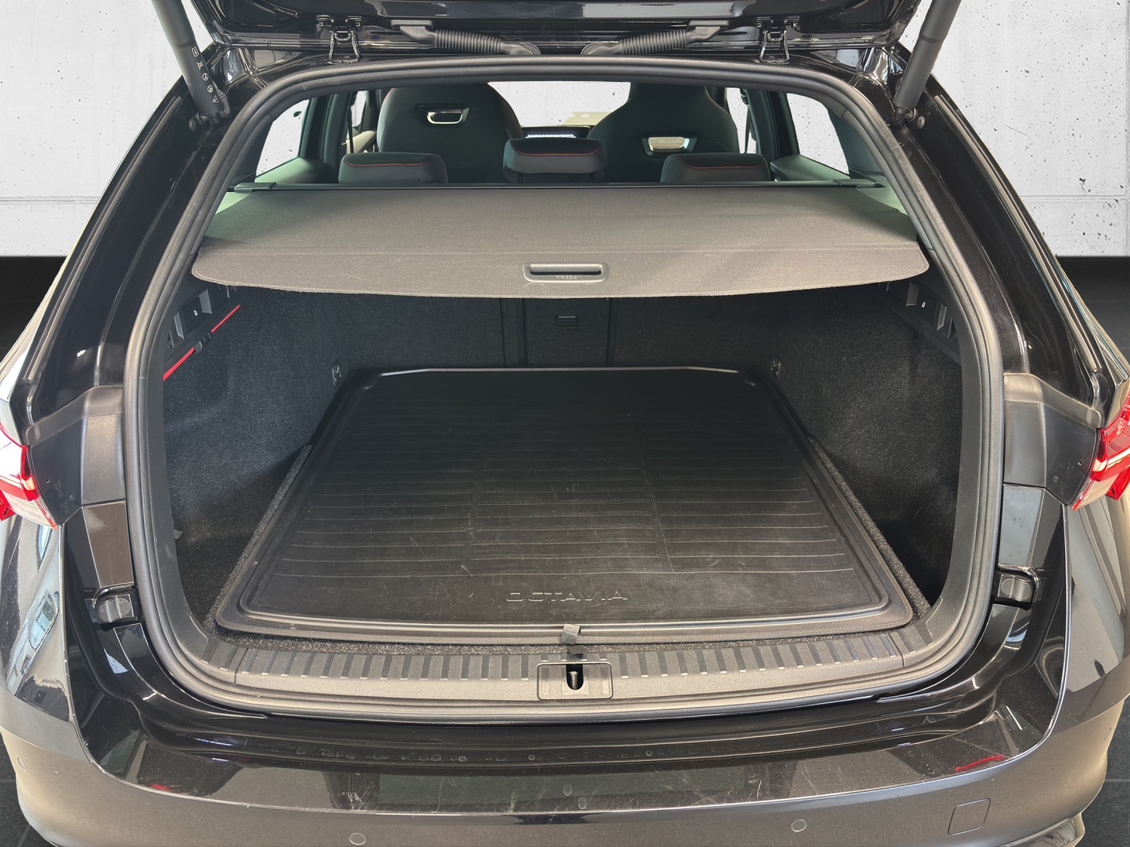 SKODA Octavia Combi 2.0 TDI DSG RS 4x4 mit fortl. Werksgarantie, AHK-Vorbereitung & Rückfahrkamera-image-7