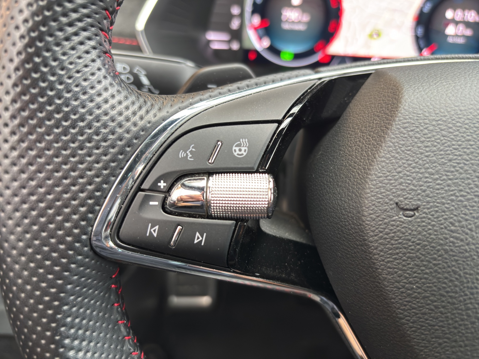 SKODA Octavia Combi 2.0 TDI DSG RS 4x4 mit fortl. Werksgarantie, AHK-Vorbereitung & Rückfahrkamera-image-13