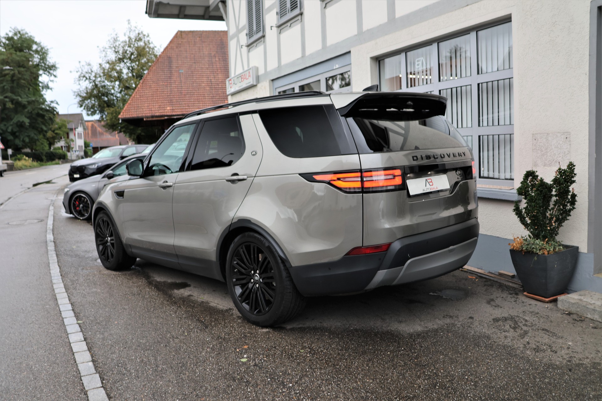 LAND ROVER Discovery 3.0 SDV6 HSE Luxury Automatic (CH) + 3.5T AHK-image-6