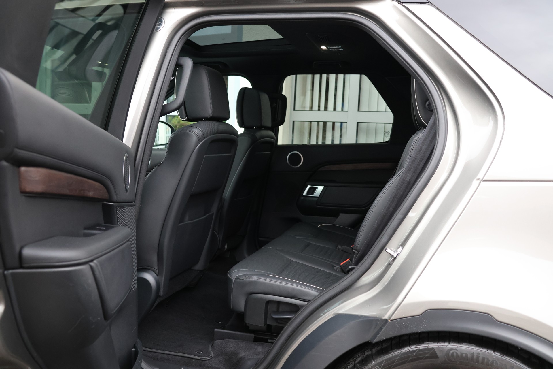 LAND ROVER Discovery 3.0 SDV6 HSE Luxury Automatic (CH) + 3.5T AHK-image-12