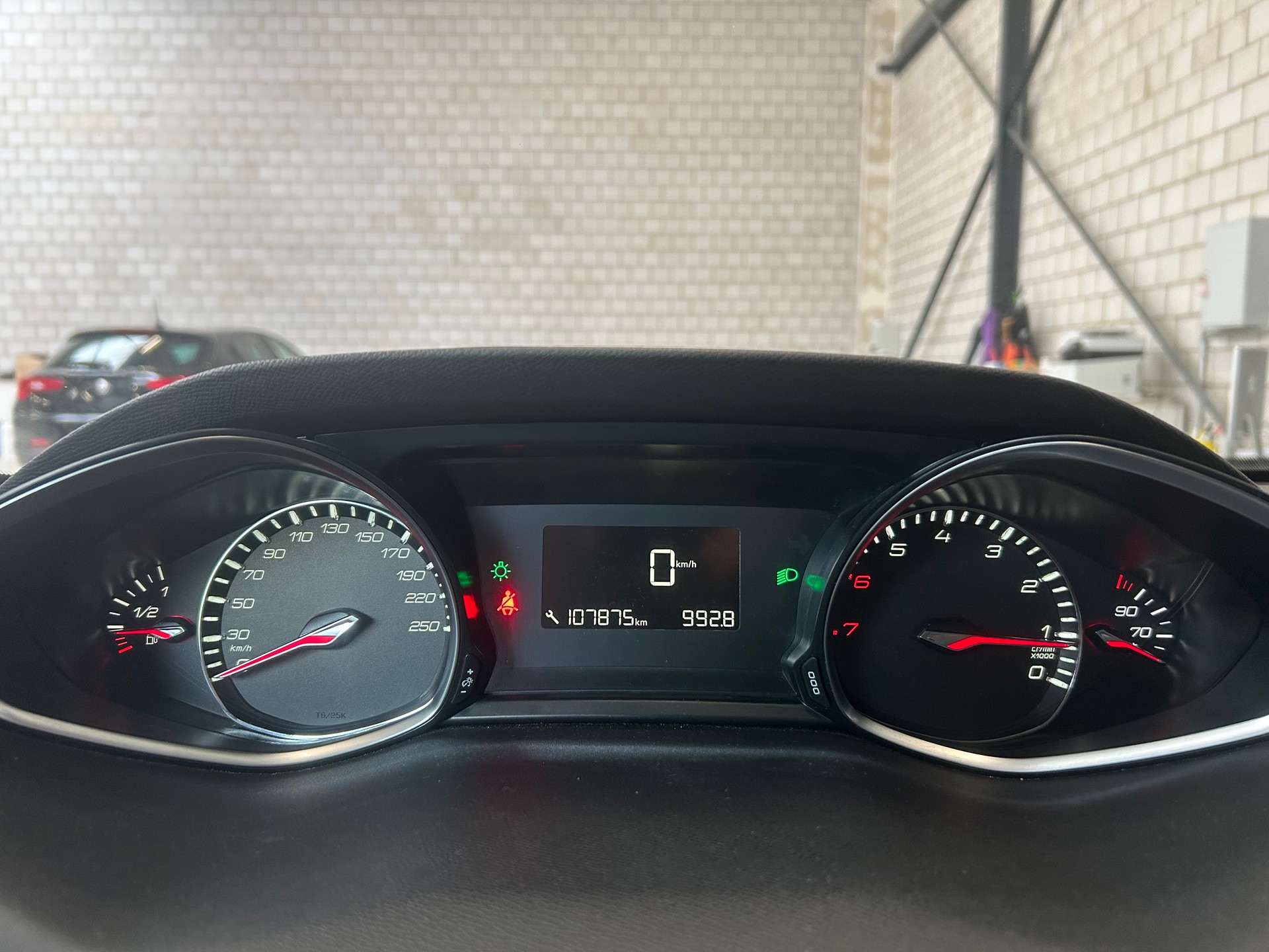PEUGEOT 308 1.2 THP Allure-image-9
