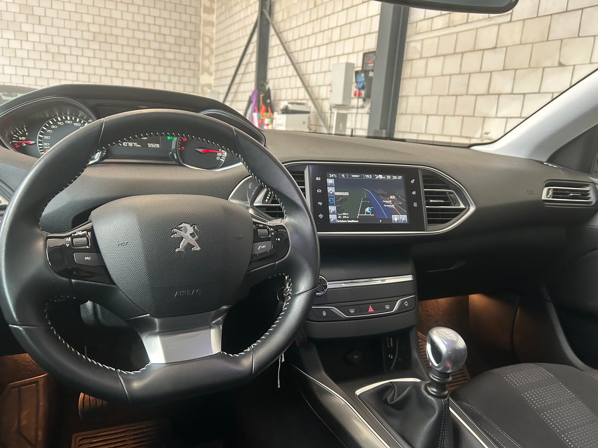 PEUGEOT 308 1.2 THP Allure-image-12