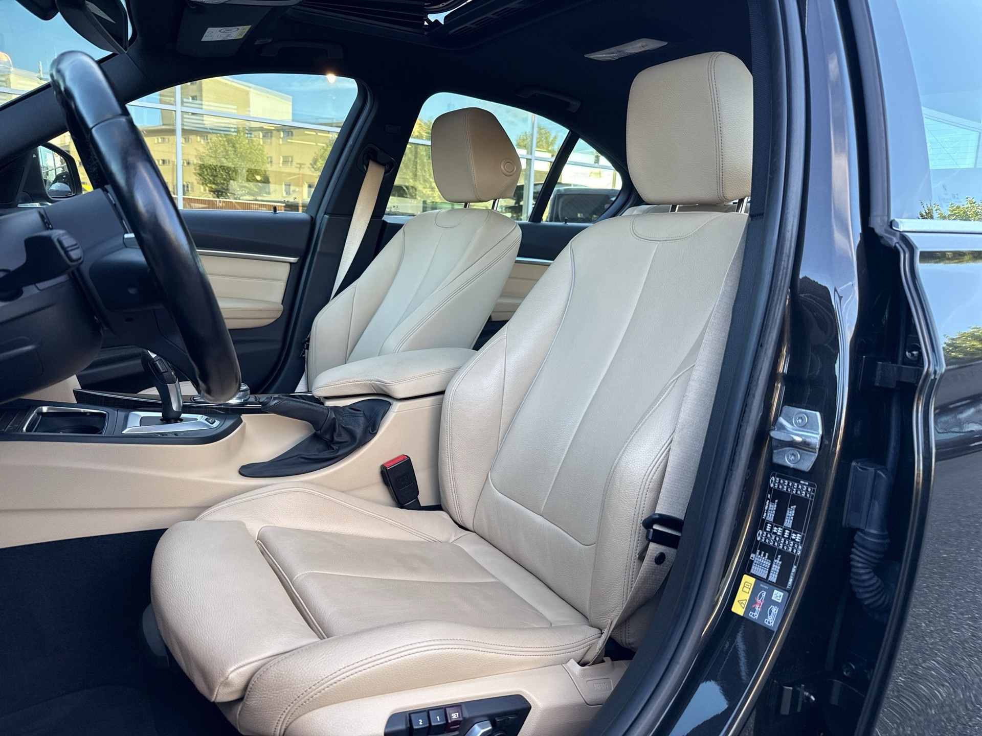 BMW 330e iPerformance Luxury Line Steptronic-image-9