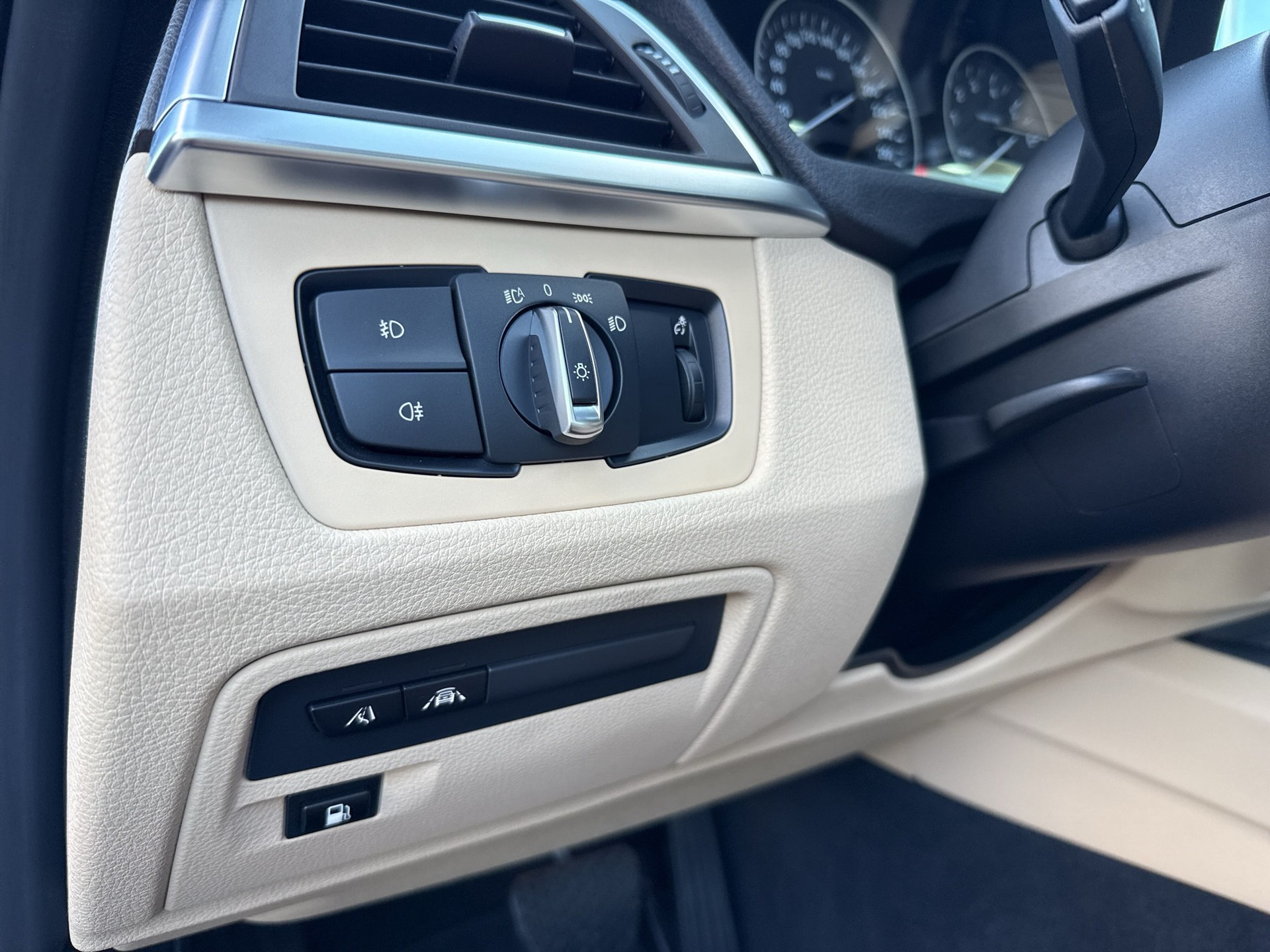 BMW 330e iPerformance Luxury Line Steptronic-image-19