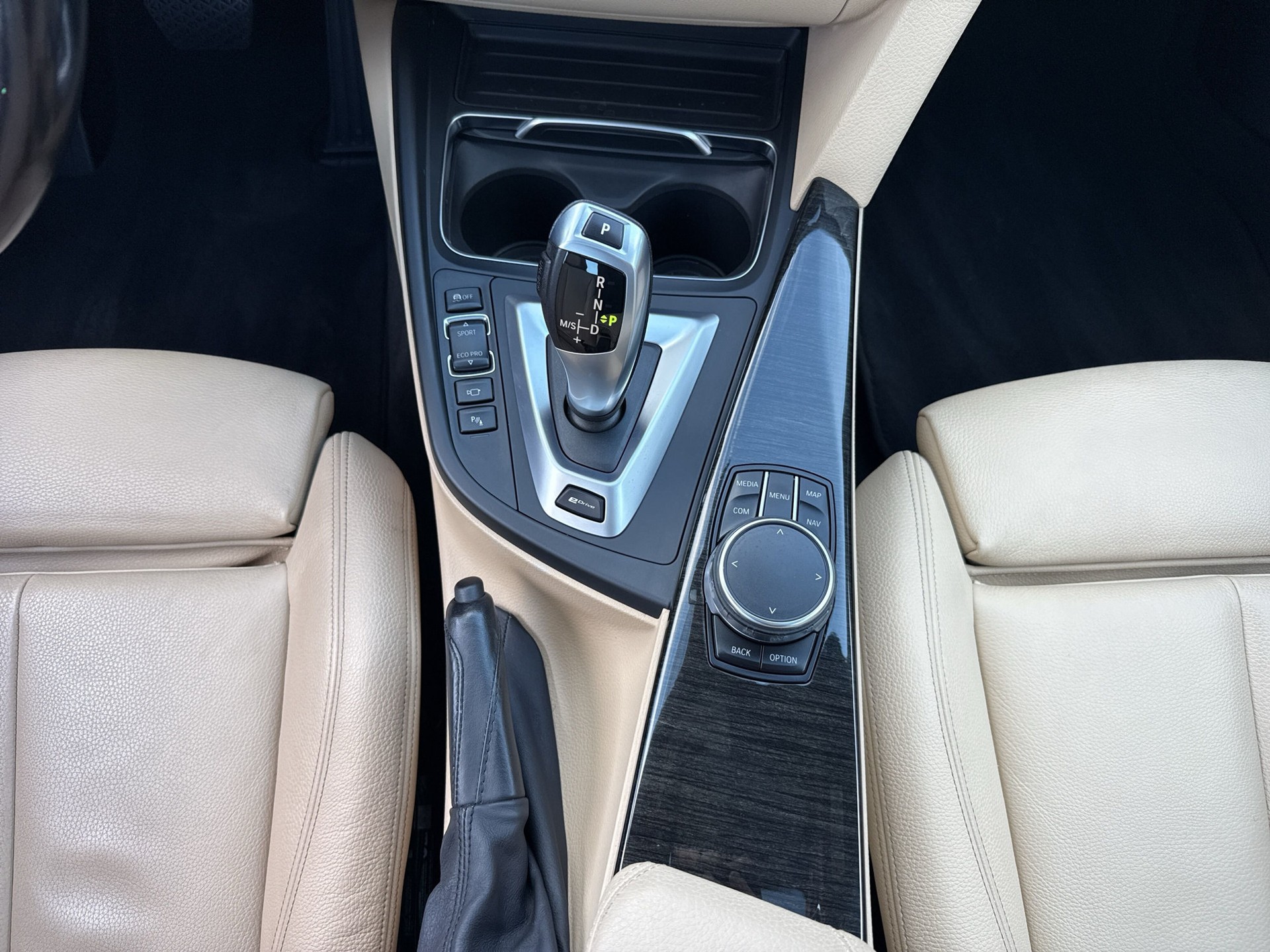 BMW 330e iPerformance Luxury Line Steptronic-image-12