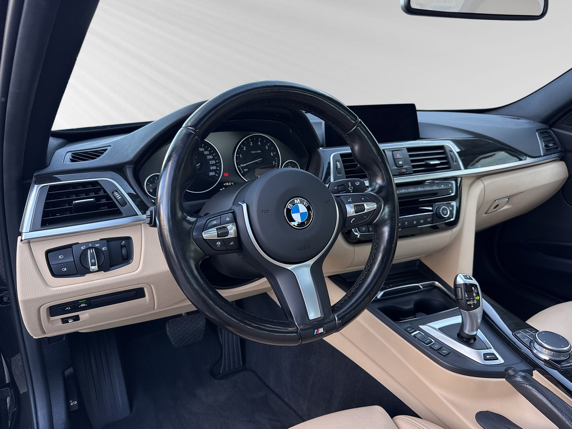 BMW 330e iPerformance Luxury Line Steptronic-image-3