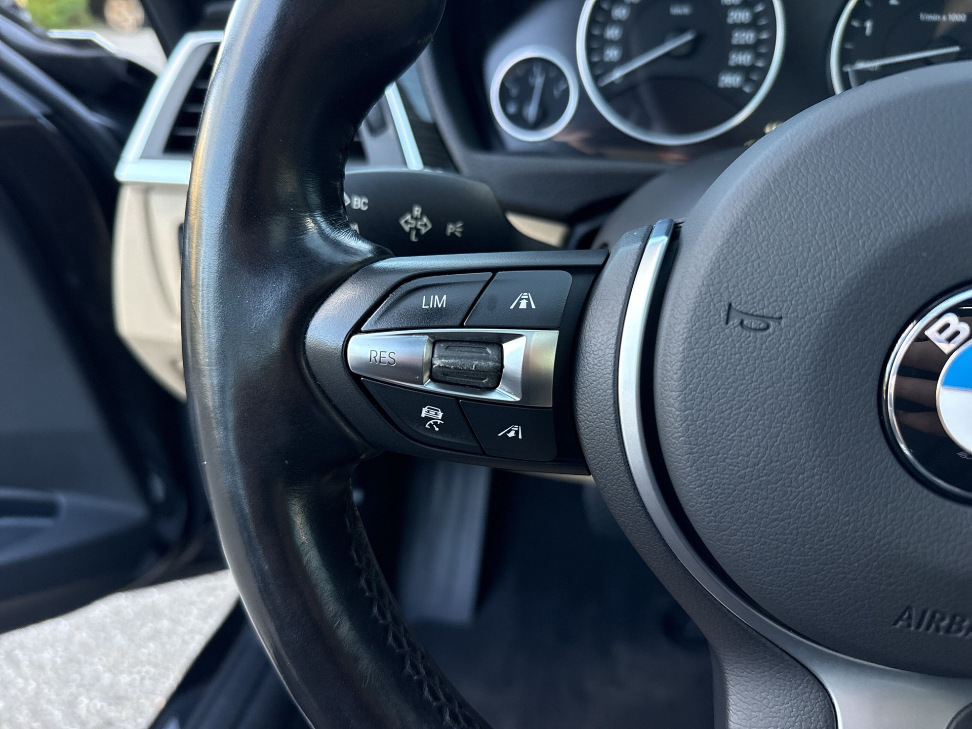 BMW 330e iPerformance Luxury Line Steptronic-image-14