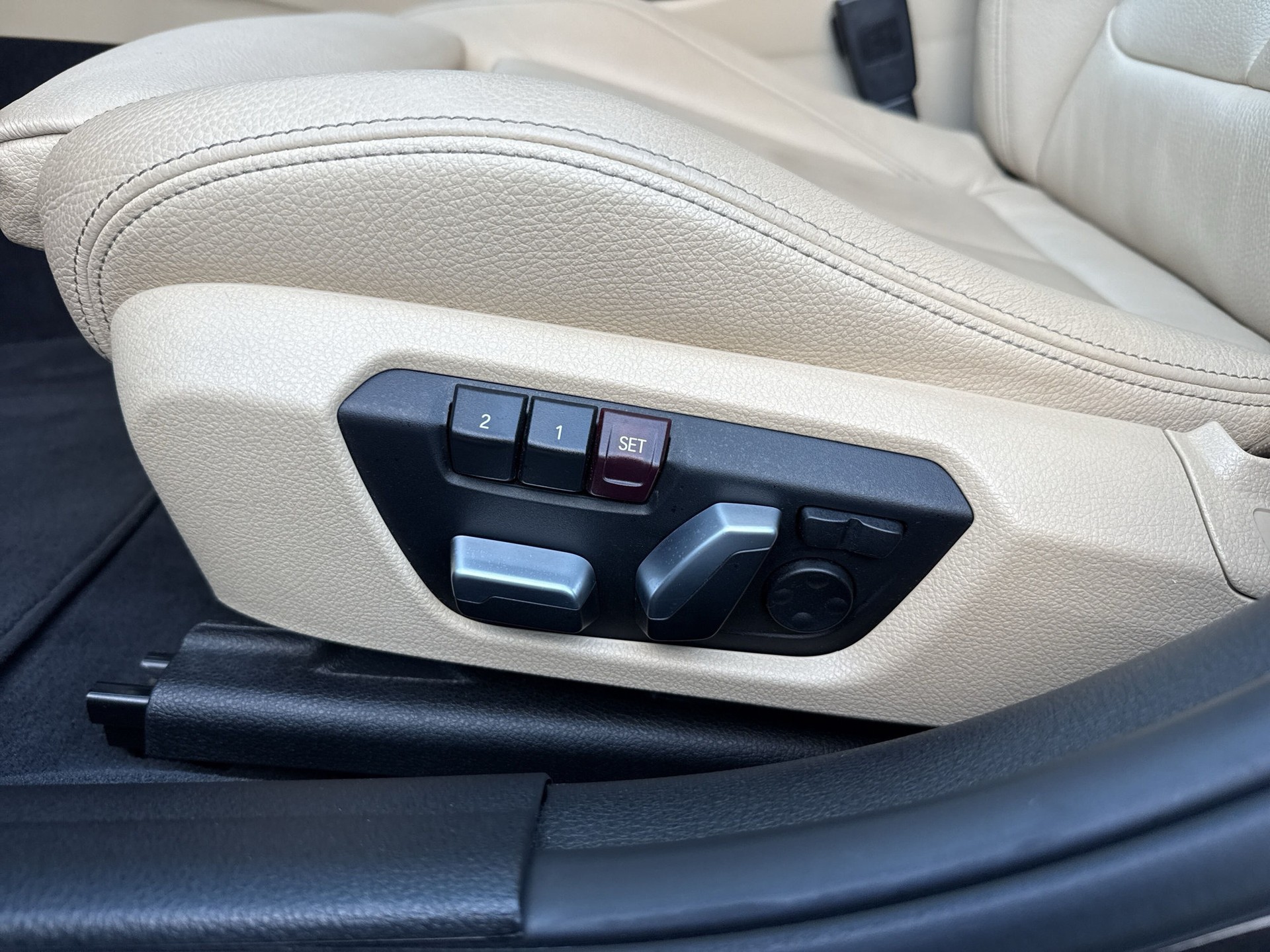 BMW 330e iPerformance Luxury Line Steptronic-image-18
