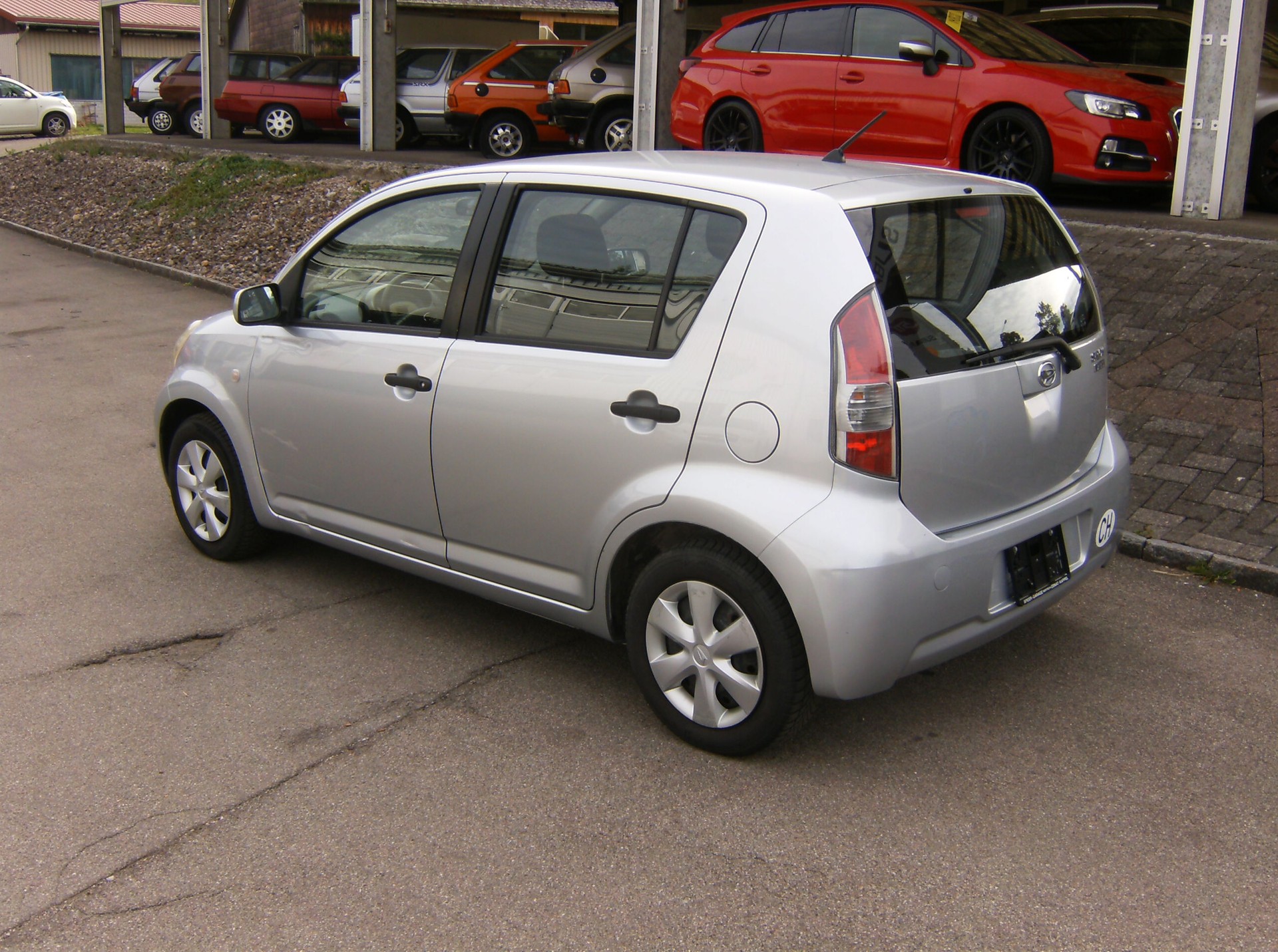 DAIHATSU Sirion 1.3 S Custom 4WD Automatic-image-2