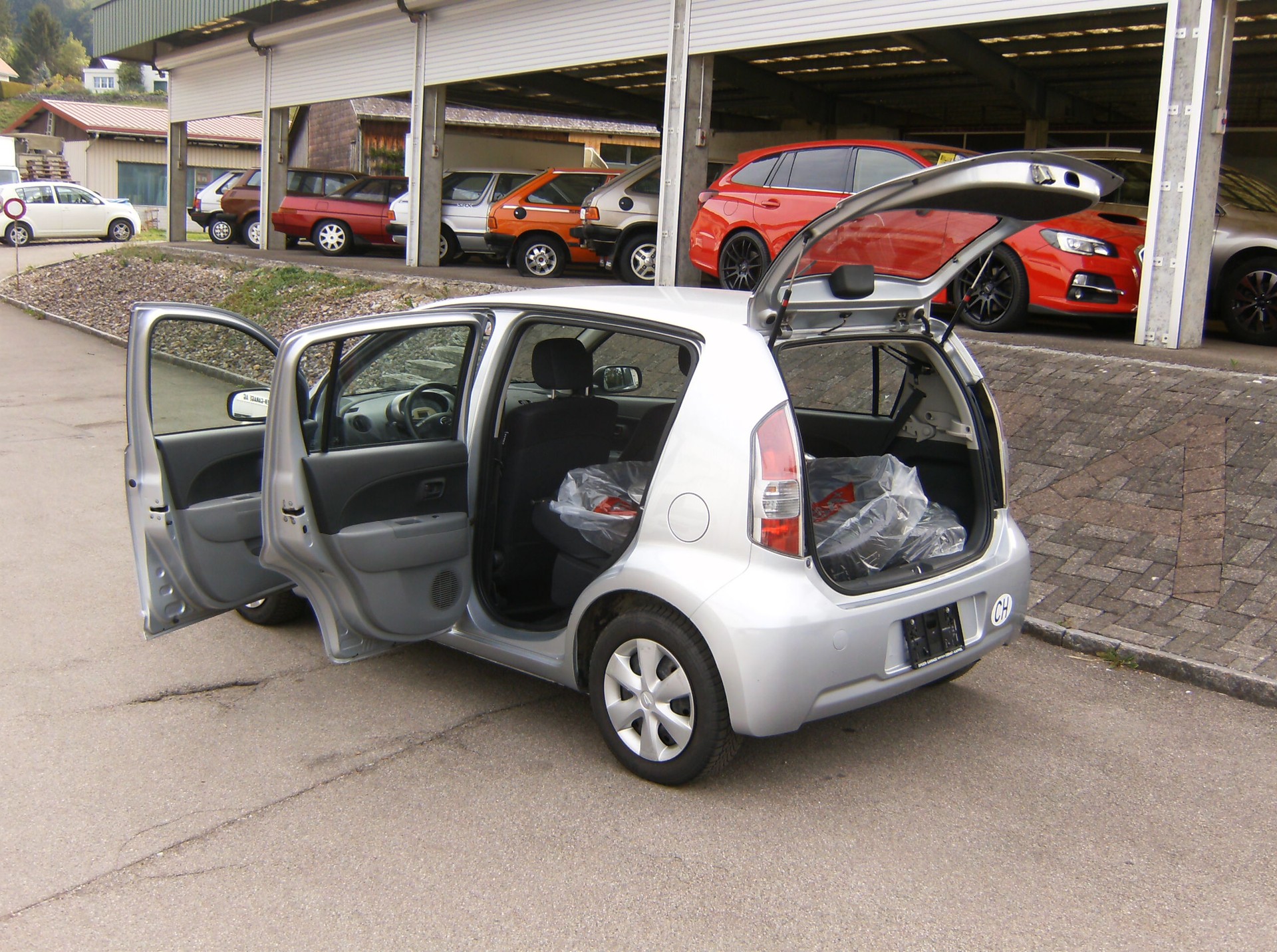 DAIHATSU Sirion 1.3 S Custom 4WD Automatic-image-4