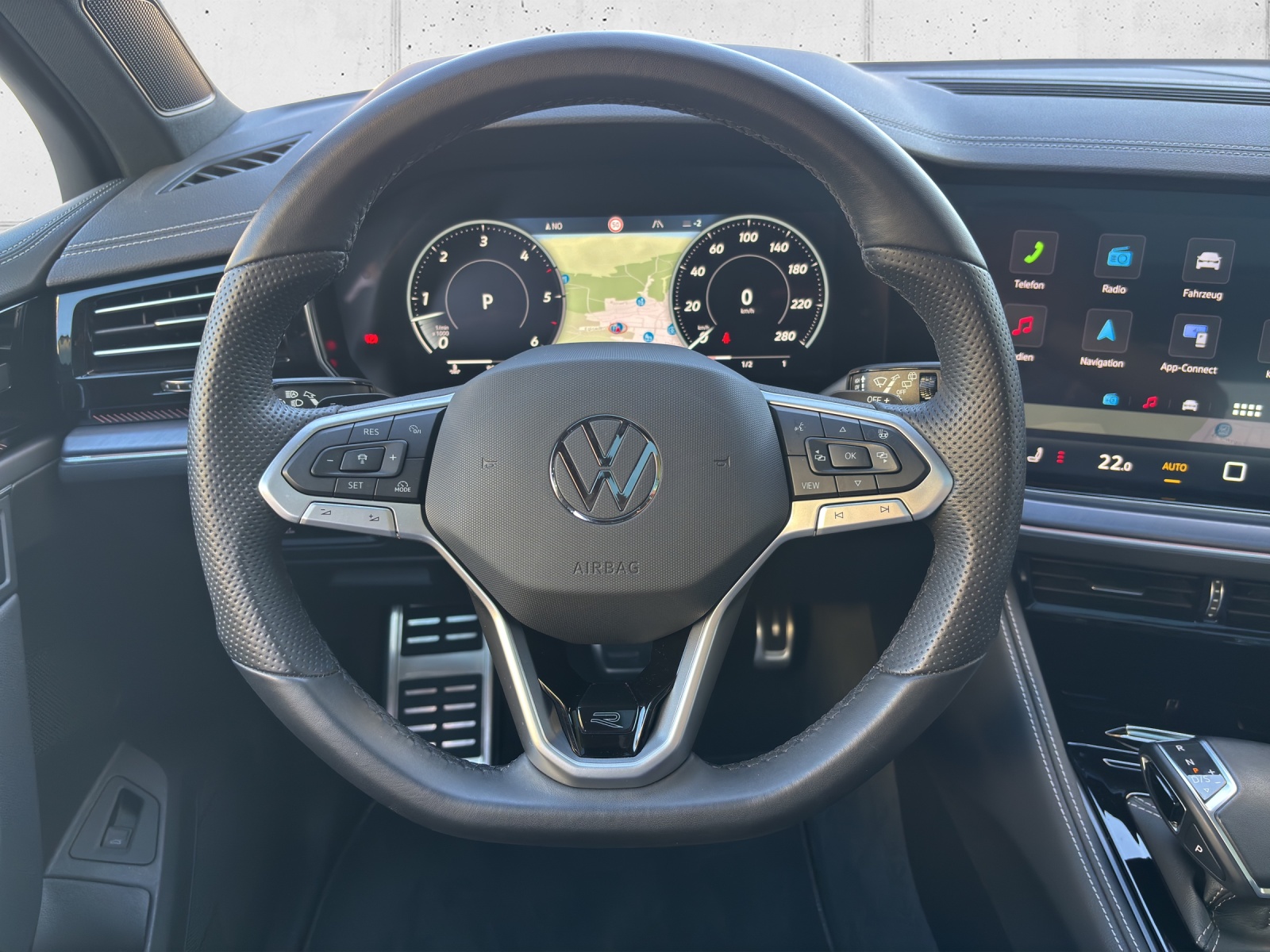 VW New Touareg 3.0 TDI R-Line Tiptronic mit fortl. Werksgarantie, AHK, Panorama-Ausstell-/Schiebedach, Standheizung & Winterräder-image-12