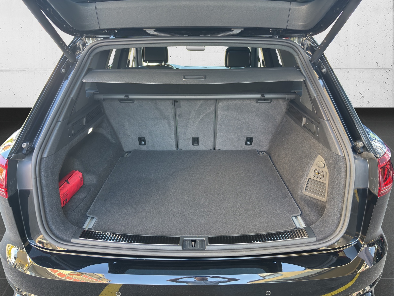 VW New Touareg 3.0 TDI R-Line Tiptronic mit fortl. Werksgarantie, AHK, Panorama-Ausstell-/Schiebedach, Standheizung & Winterräder-image-6