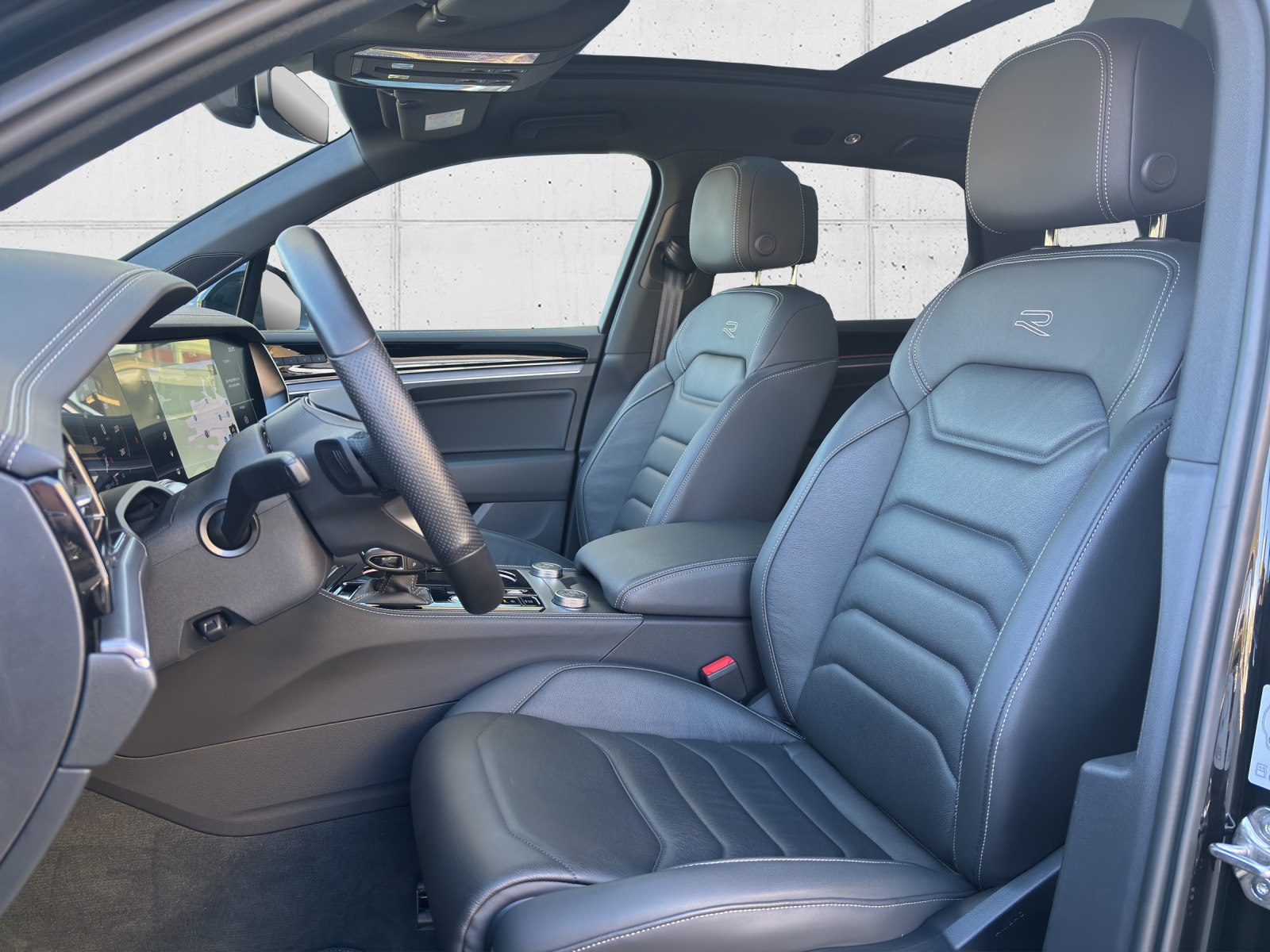 VW New Touareg 3.0 TDI R-Line Tiptronic mit fortl. Werksgarantie, AHK, Panorama-Ausstell-/Schiebedach, Standheizung & Winterräder-image-27