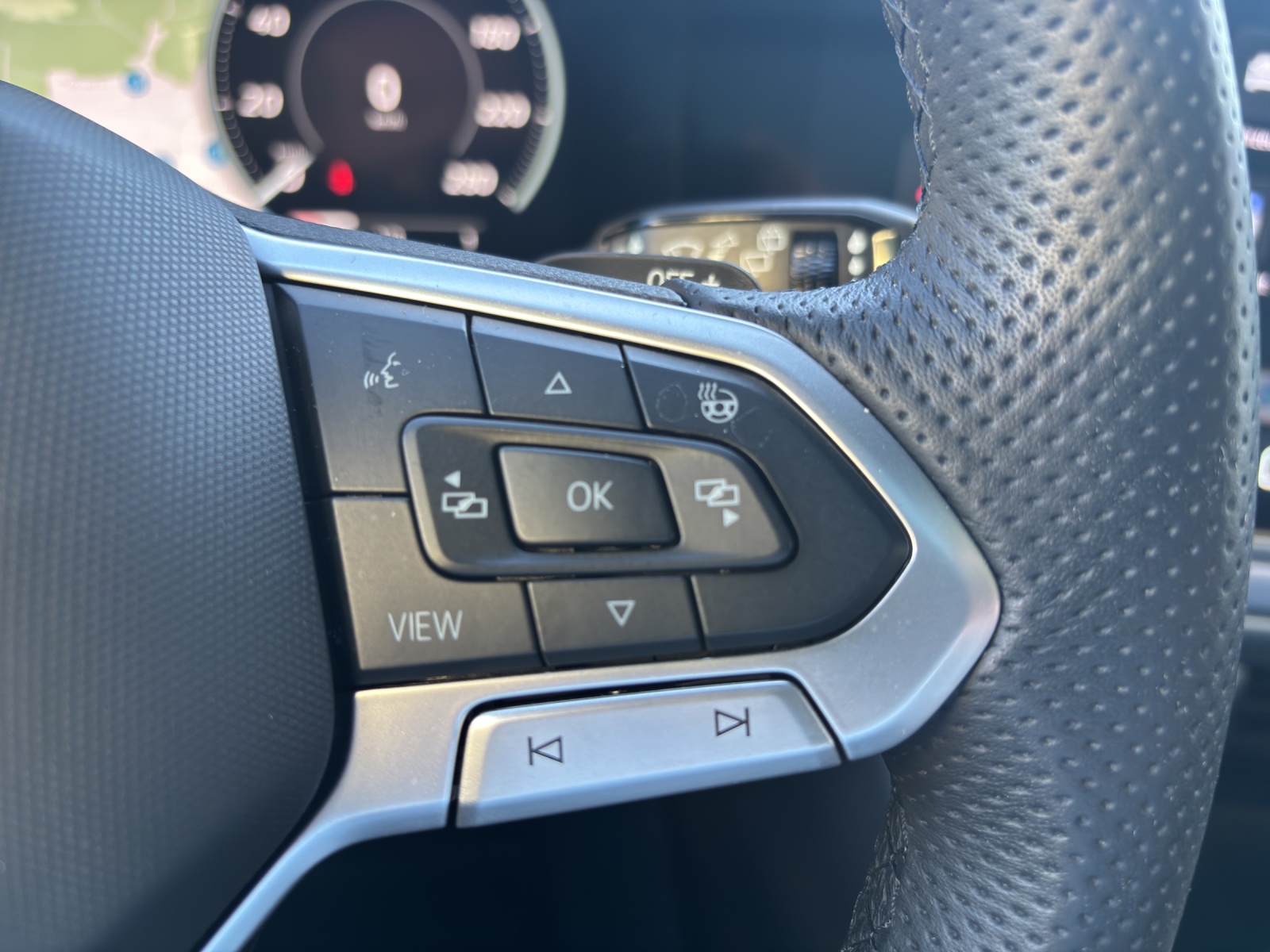 VW New Touareg 3.0 TDI R-Line Tiptronic mit fortl. Werksgarantie, AHK, Panorama-Ausstell-/Schiebedach, Standheizung & Winterräder-image-14
