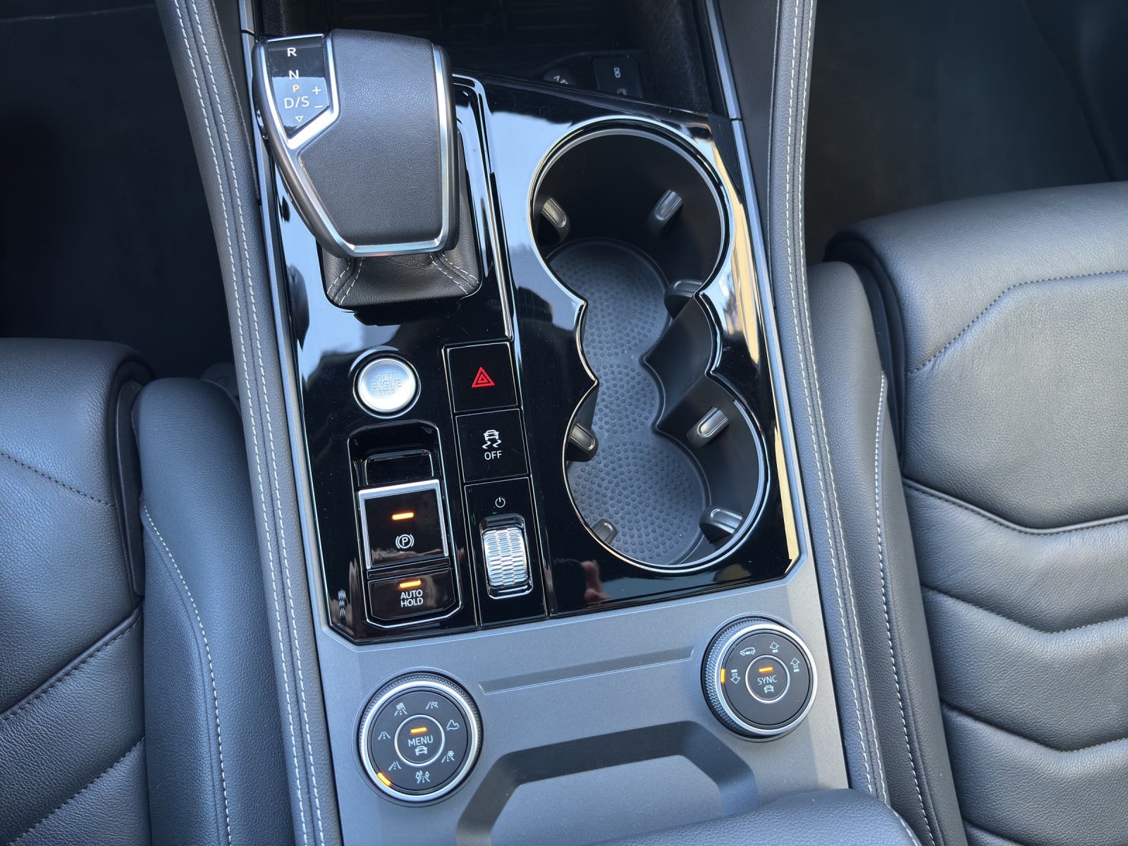 VW New Touareg 3.0 TDI R-Line Tiptronic mit fortl. Werksgarantie, AHK, Panorama-Ausstell-/Schiebedach, Standheizung & Winterräder-image-18