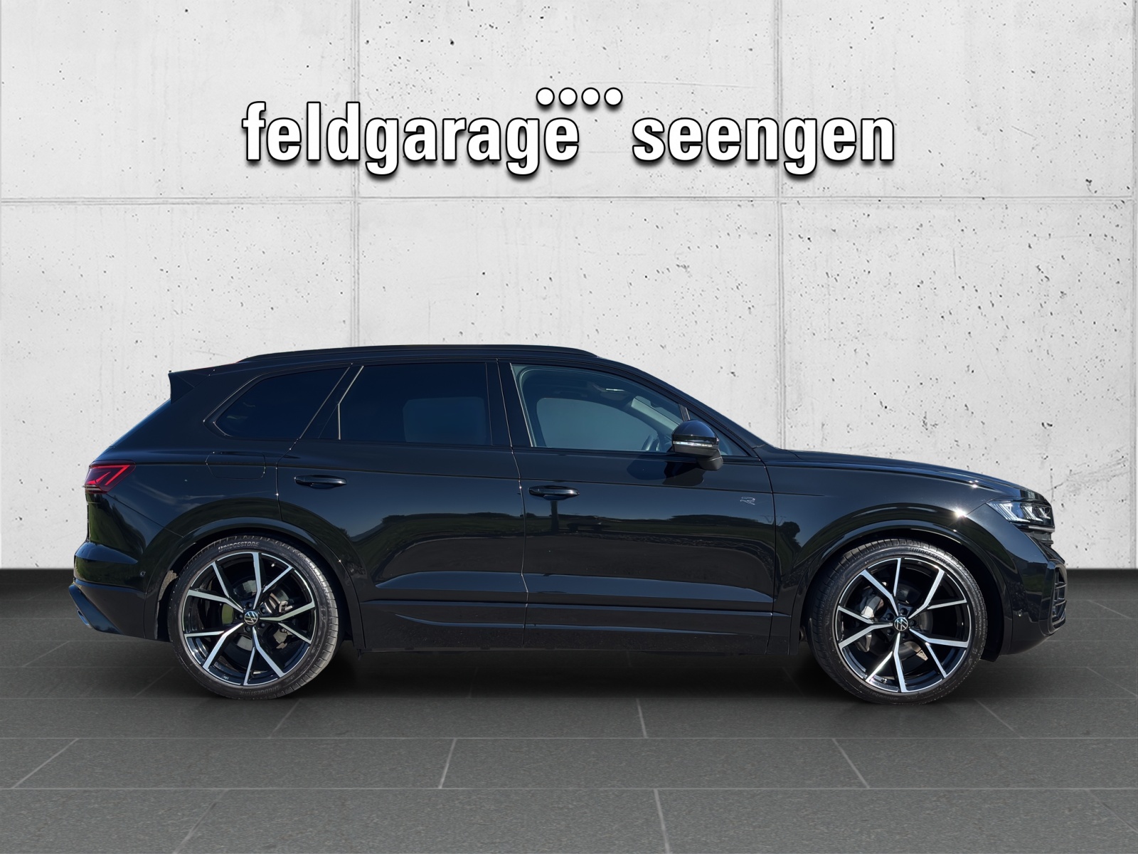 VW New Touareg 3.0 TDI R-Line Tiptronic mit fortl. Werksgarantie, AHK, Panorama-Ausstell-/Schiebedach, Standheizung & Winterräder-showroom-element-3