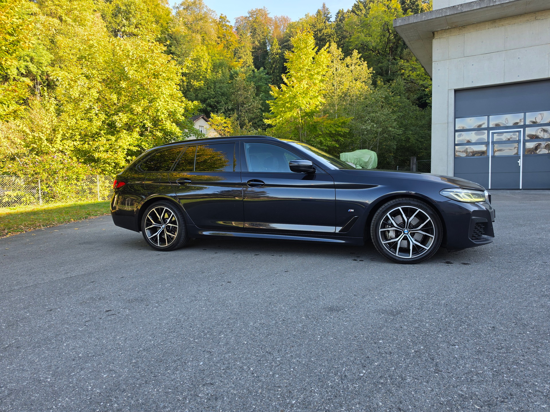 BMW 530d xDrive 48V Touring M Sport Steptronic-image-8