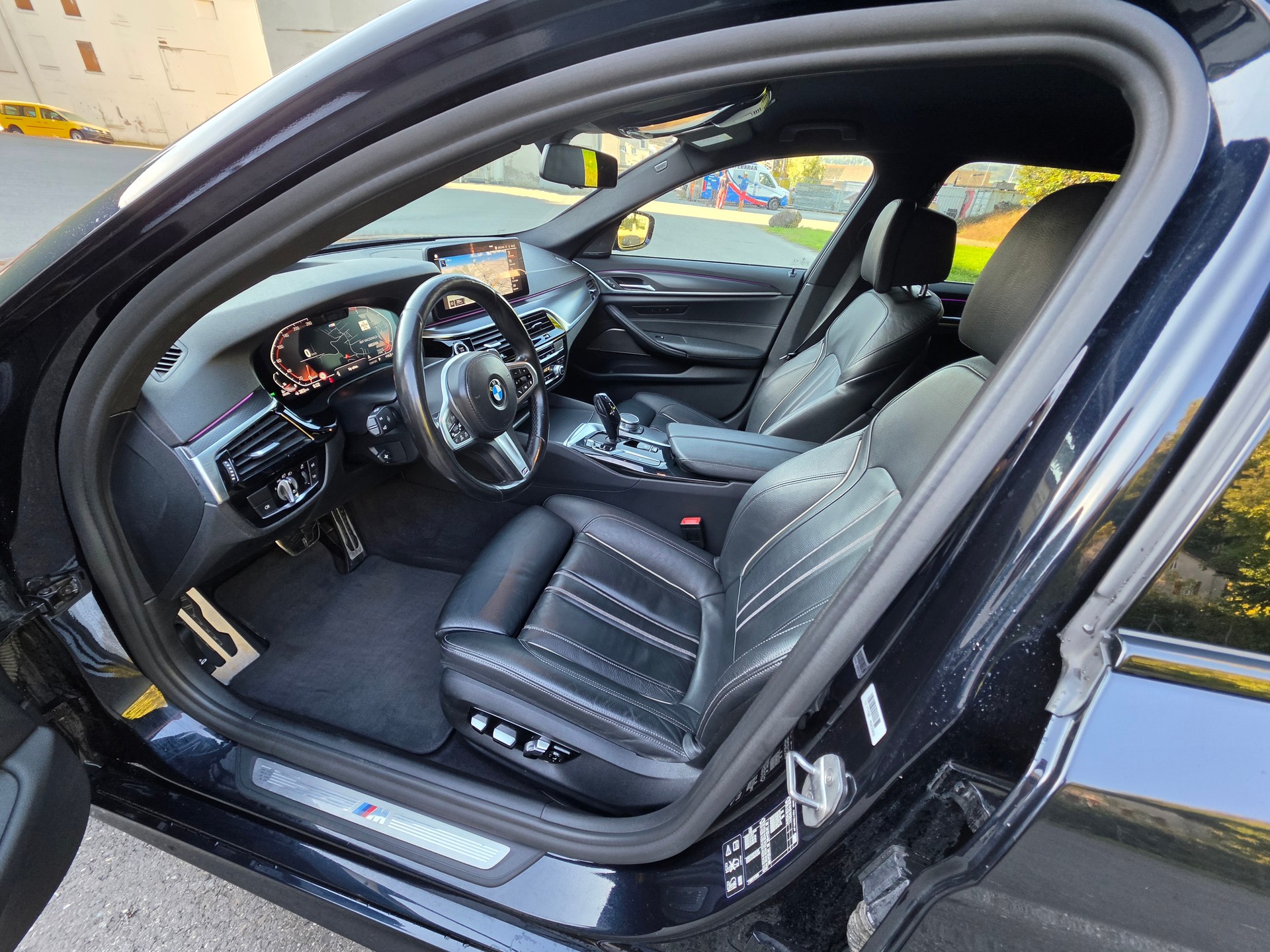 BMW 530d xDrive 48V Touring M Sport Steptronic-image-17