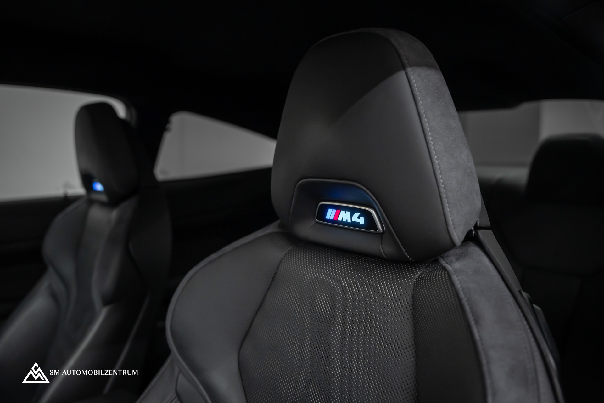 BMW M4 Competition xDrive Coupé / CH / Werksgarantie / Carbon Exterieur & Interieur / Tansanitblau / 360°-image-24