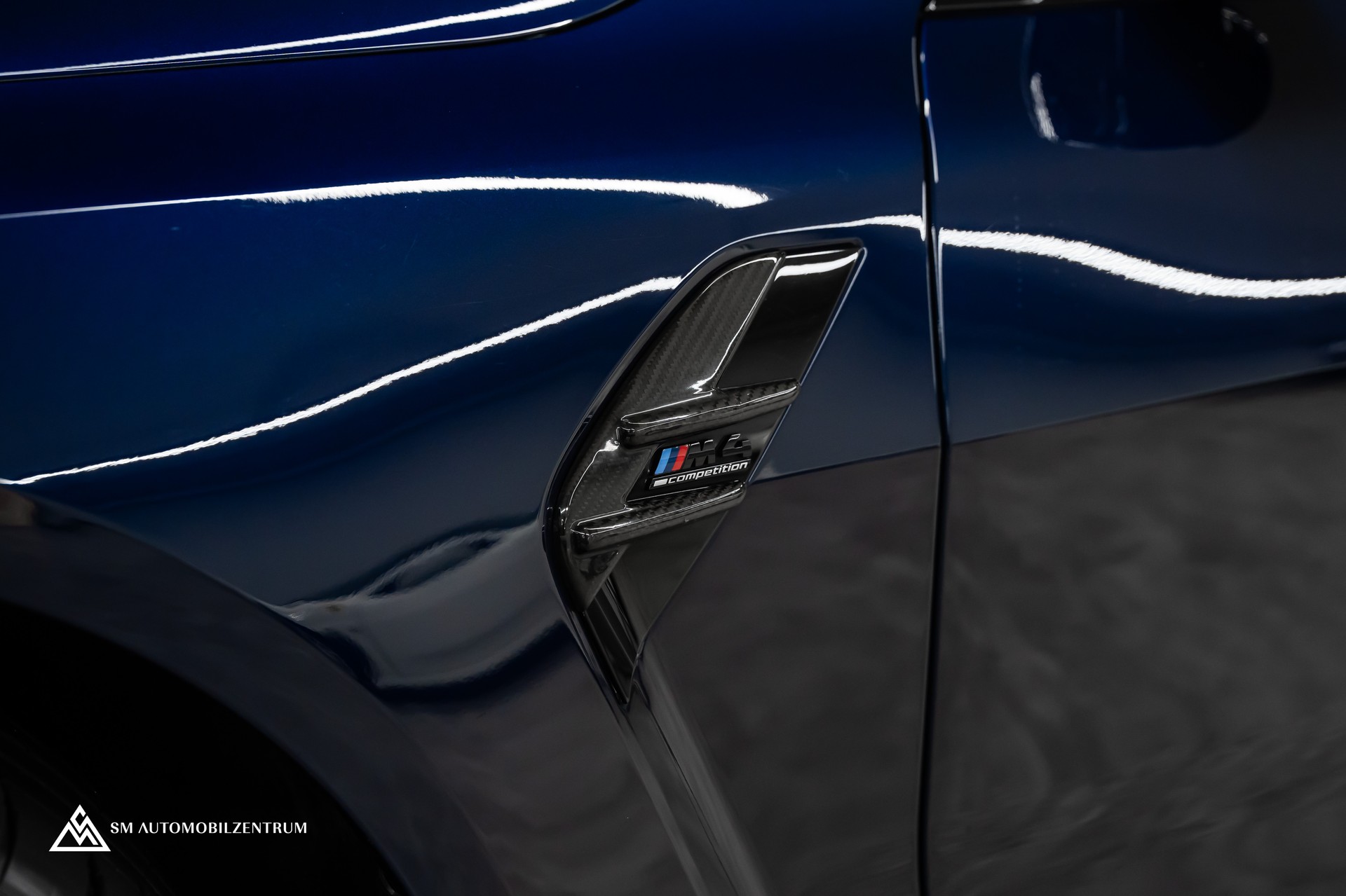 BMW M4 Competition xDrive Coupé / CH / Werksgarantie / Carbon Exterieur & Interieur / Tansanitblau / 360°-image-4