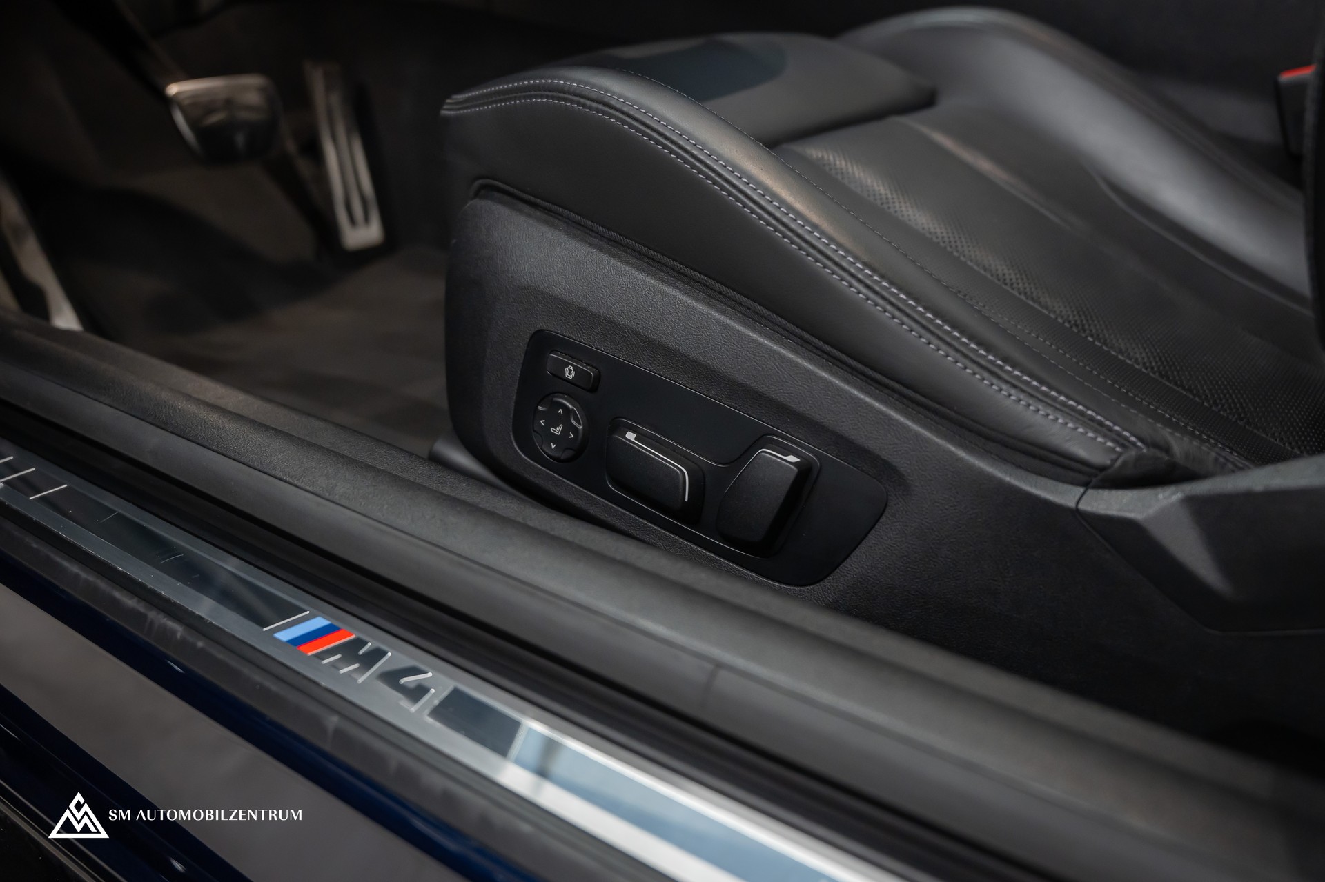 BMW M4 Competition xDrive Coupé / CH / Werksgarantie / Carbon Exterieur & Interieur / Tansanitblau / 360°-image-26