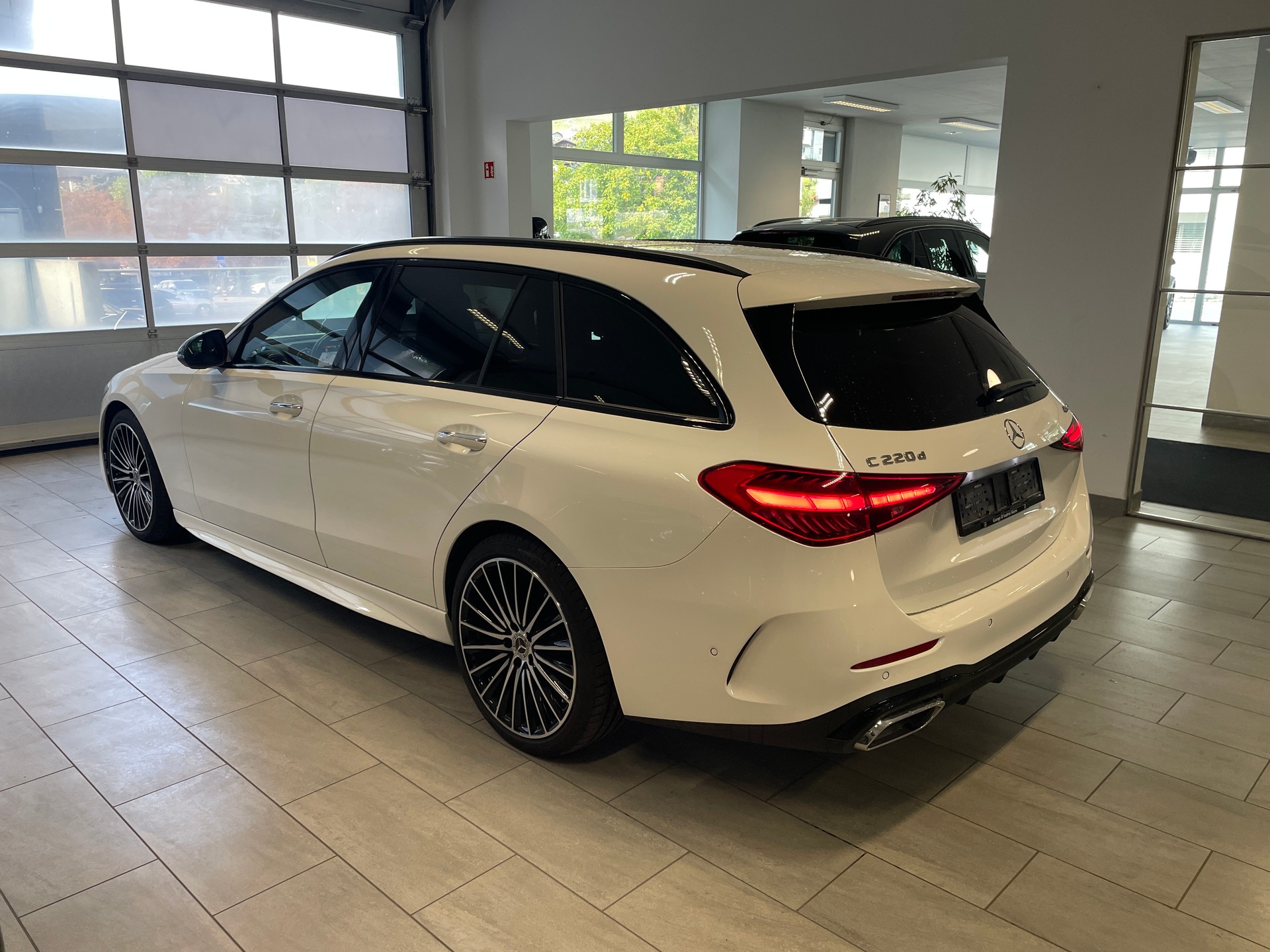 MERCEDES-BENZ C 220 d T 4 Matic Swiss Star AMG Line-image-3