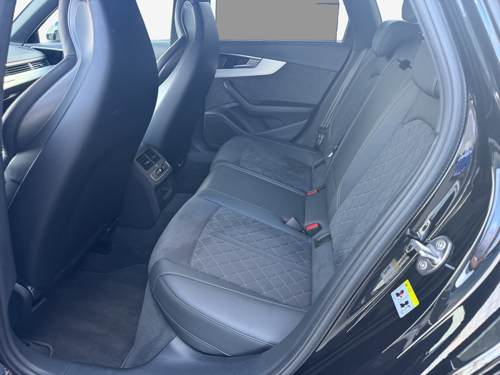 AUDI A4 Avant 40 TFSI S line S-tronic quattro-image-11