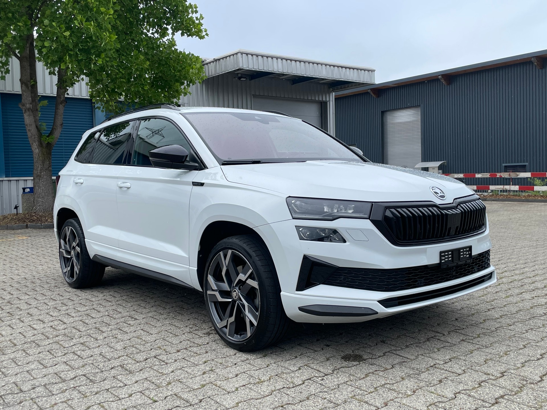 SKODA Karoq 1.5 TSI SportLine DSG * Neue Bremsen und AHK *-image-7
