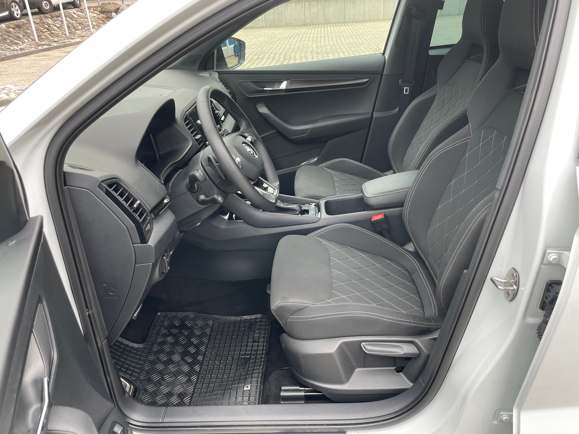 SKODA Karoq 1.5 TSI SportLine DSG * Neue Bremsen und AHK *-image-10