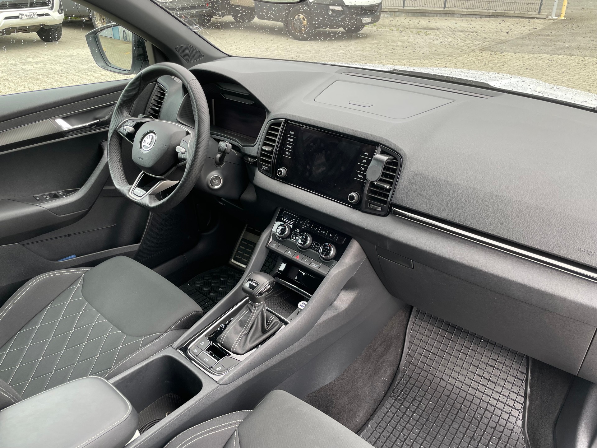SKODA Karoq 1.5 TSI SportLine DSG * Neue Bremsen und AHK *-image-12