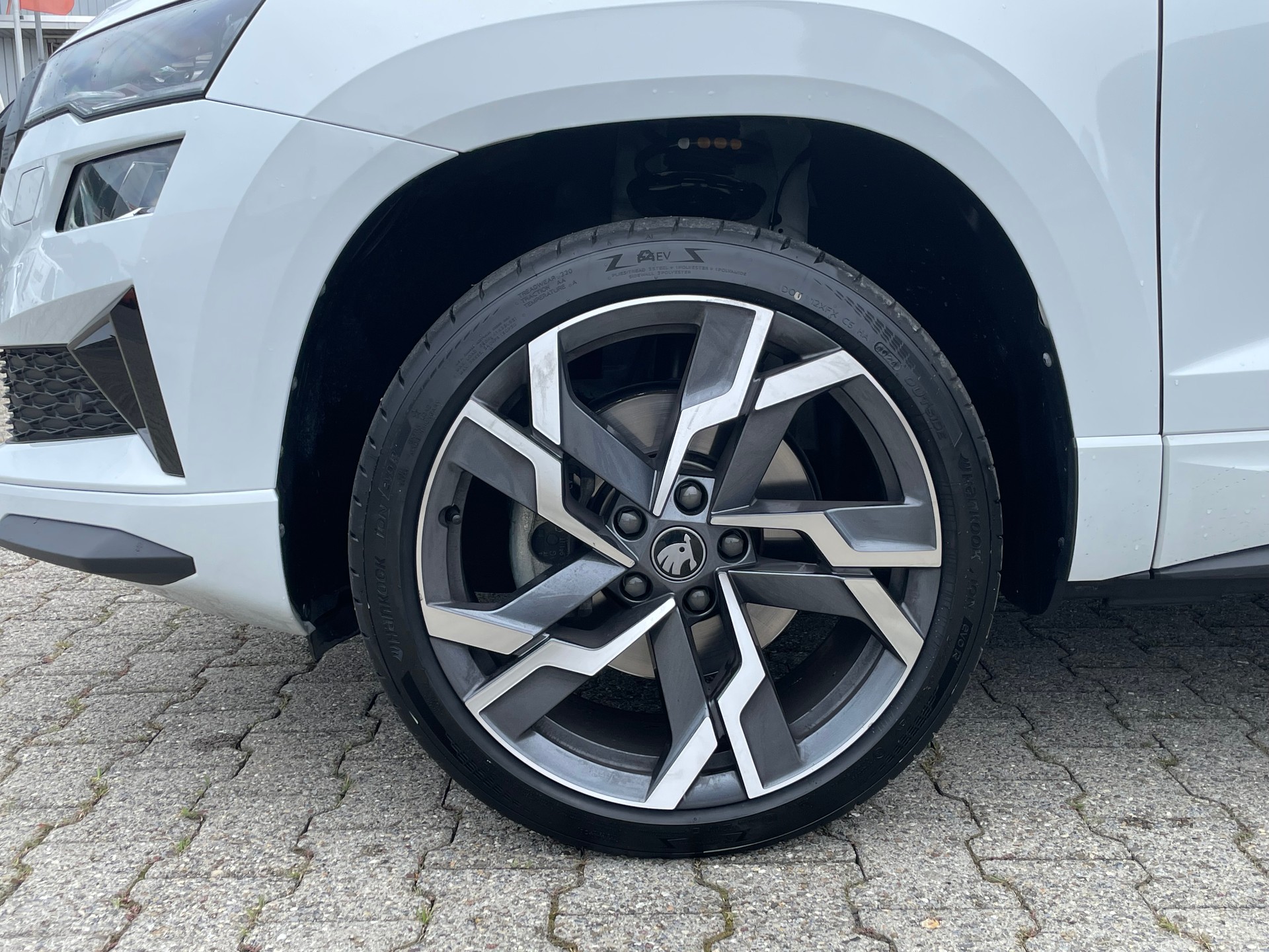SKODA Karoq 1.5 TSI SportLine DSG * Neue Bremsen und AHK *-image-9