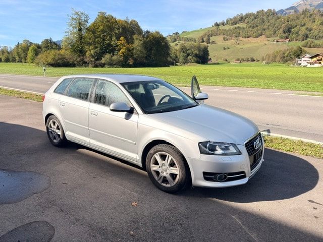 AUDI A3 Sportback 1.4 TFSI Attraction-image-2