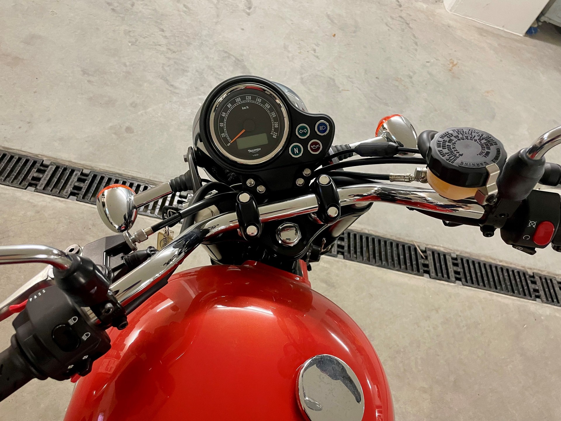TRIUMPH Bonneville 900 i T 100-image-13