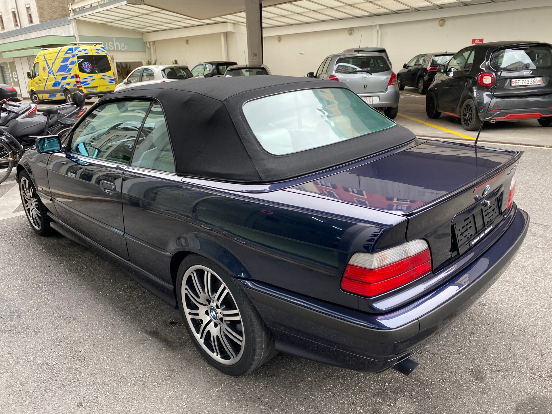 BMW 320i Cabrio-image-2