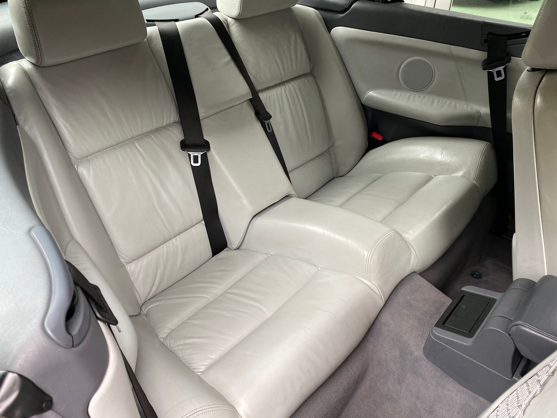 BMW 320i Cabrio-image-10