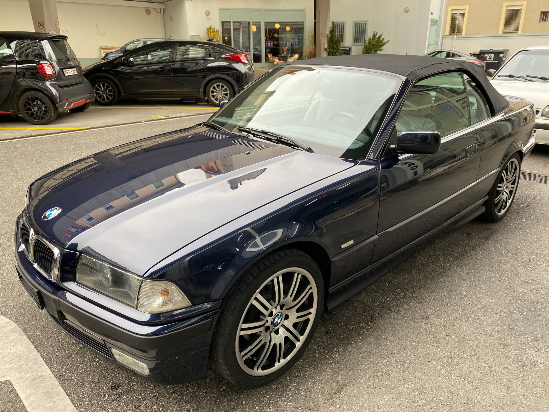 BMW 320i Cabrio-image-1