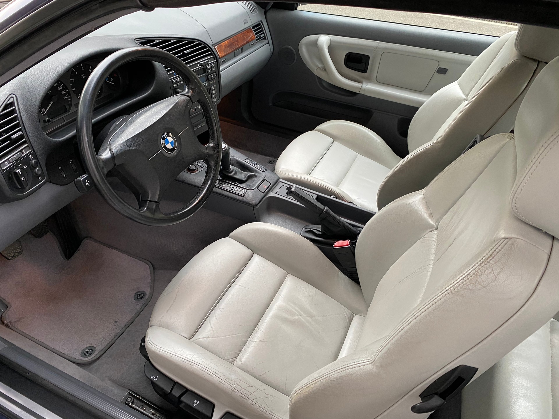 BMW 320i Cabrio-image-8