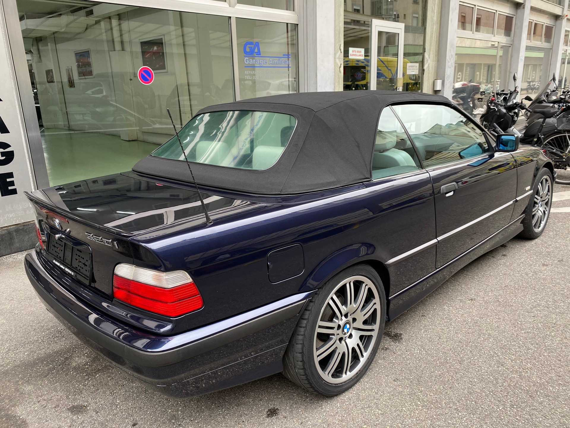 BMW 320i Cabrio-image-3