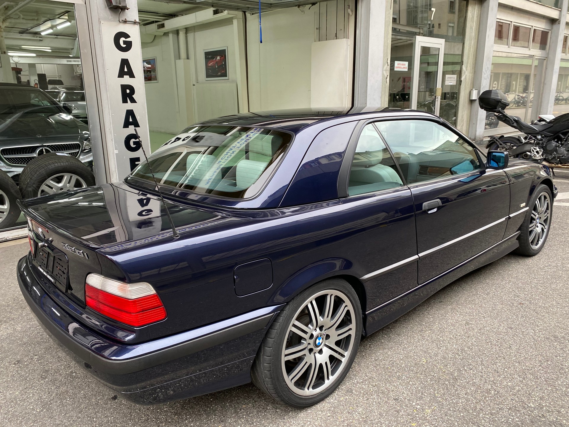 BMW 320i Cabrio-image-6