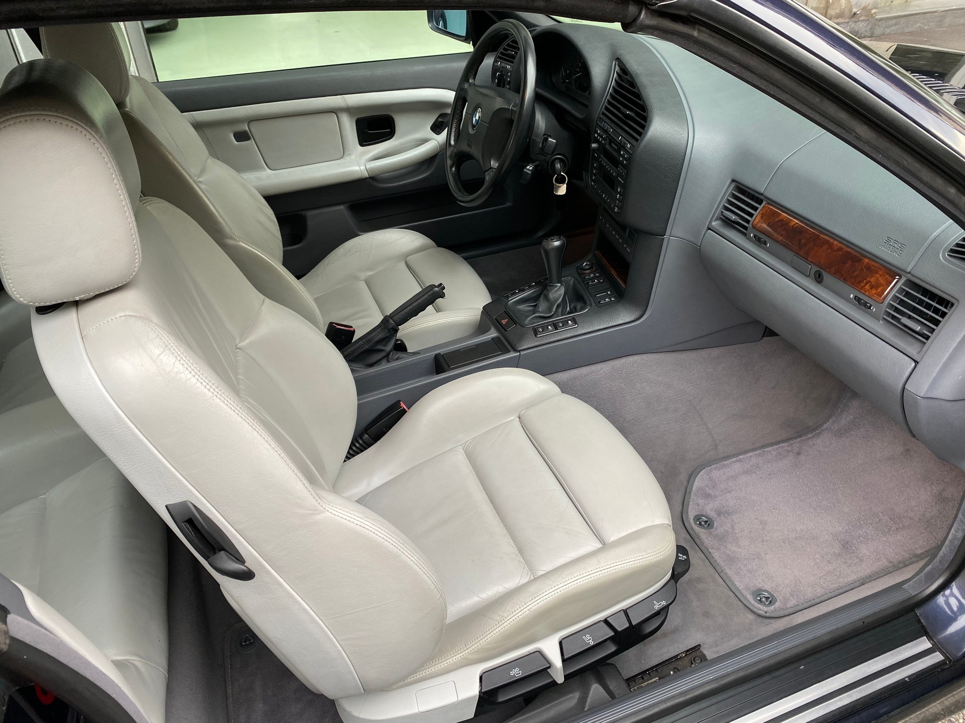 BMW 320i Cabrio-image-9