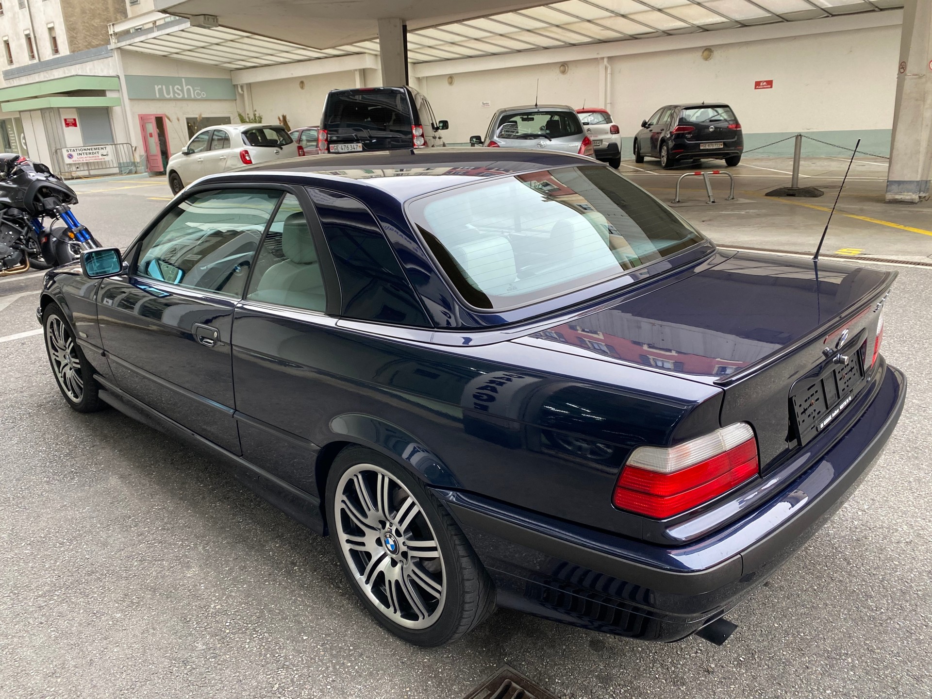 BMW 320i Cabrio-image-7
